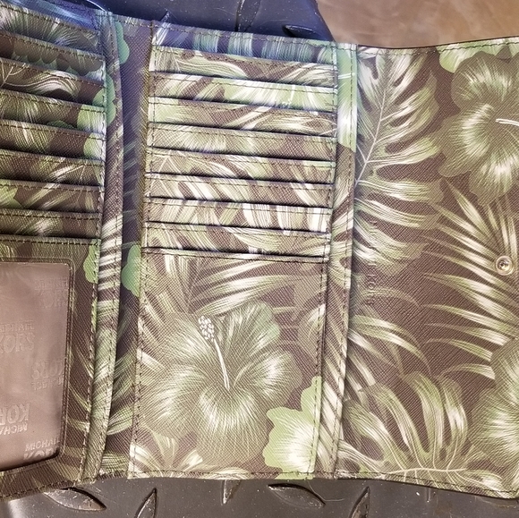 Michael Kors Jet Set Large Trifold Wallet - Picture 2 of 3